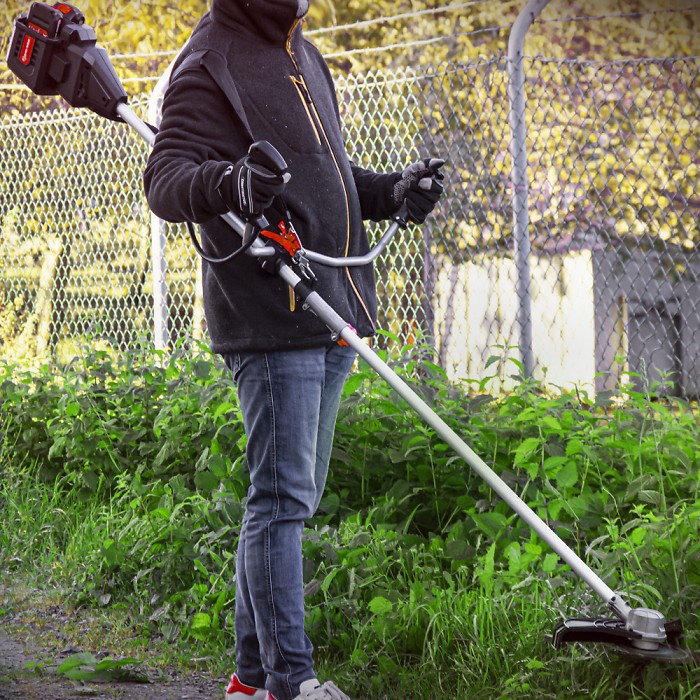 Débroussailleuse Electrique sans Fil, 21V Coupe Bordure sans Fil avec Batterie, avec Roues & avec 3 Types De Lames, Pliage Rétractable Tête Pivotante 90°pour Jardin, Pelouse, Ferme (Une Pile